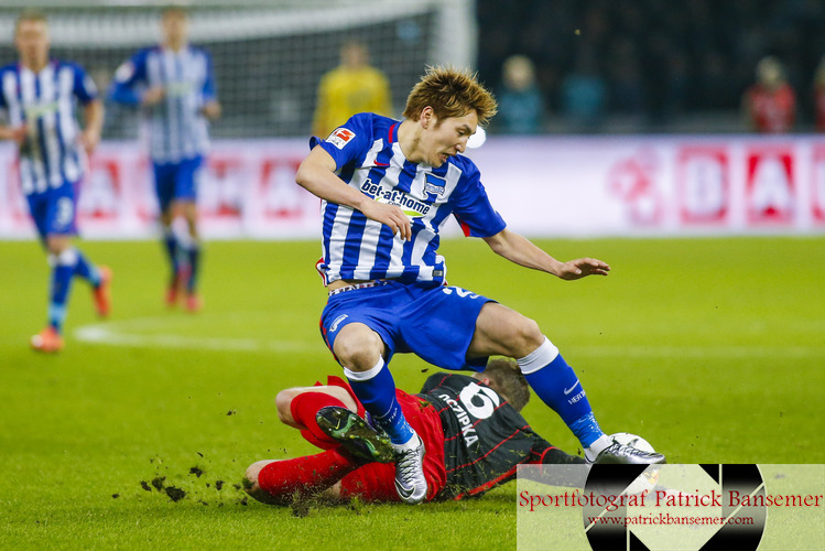 Berlin, Deutschland 02. Maerz 2016:
1. BL - 15/16 - Hertha BSC Berlin vs. Eintracht Frankfurt

v. li. im Zweikampf Â Bastian Oczipka (Frankfurt) foult Genki Haraguchi (Berlin) mit Ball. Aktion, Einzelbild, quer, querformat, 