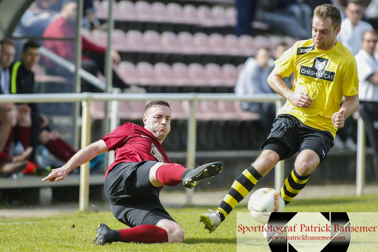 Berlin,  Deutschland 03. April 2016:
Landesliga - 15/16 - DJK Schwarz-Weiss NeukÃ¶lln vs. VfB Concordia Britz

v.li. Tobias Dittmann (Neukoelln) schlaegt im liegen den Ball vor Alexander Dreissig (Britz) weg.