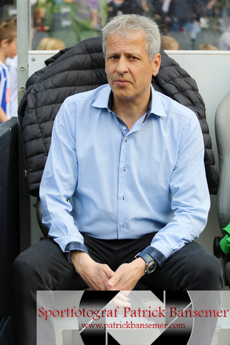 Berlin, Deutschland 03. Mai 2015:
1. BL - 14/15 - Hertha BSC Berlin vs. Bor. Moenchengladbach

Trainer Lucien Favre (Gladbach) vor dem Spiel auf der Bank. Portrait, Gesicht, Mimik, starker, Gesichtsausdruck, Emotion, starker Gesichtsausdruck, 