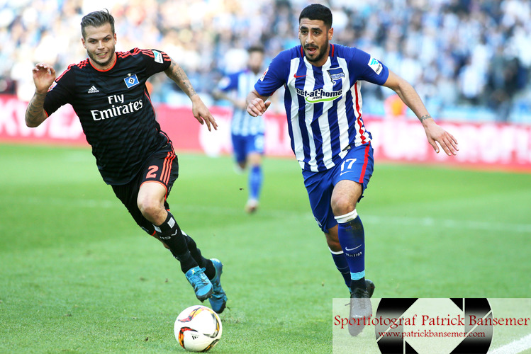 Berlin, Deutschland 03. Oktober 2015:
1. BL - 15/16 - Hertha BSC Berlin vs. Hamburger SV

v.li. Dennis Diekmeier (Hamburg) und Tolga Cigerci (Berlin). quer, querformat, Aktion . Einzelbild .Â mit Ball