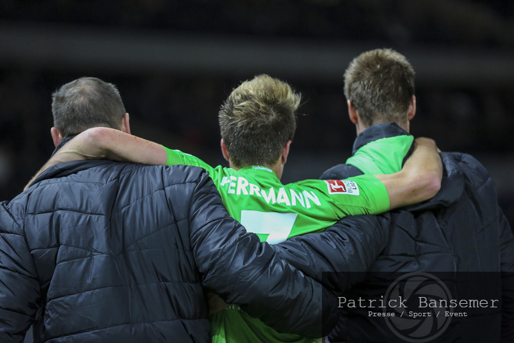 Berlin, Deutschland 04. November 2016:
1. BL - 16/17 - Hertha BSC Berlin vs. Bor. Moenchengladbach

Zwei Betreuer helfen dem verletzten Patrick Herrmann (Gladbach) vom Platz. Verletzt, Verletzung, Schmerzen, quer, querformat,