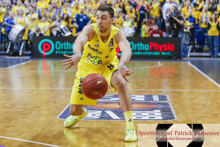 Berlin, Deutschland 05. Maerz 2016:
1. BBL - 15/16 - Alba Berlin vs. BG Goettingen

Ismet Akpinar (Berlin) spielt den Ball. Aktion, Einzelbild, Freisteller, quer, querformat, mit Ball