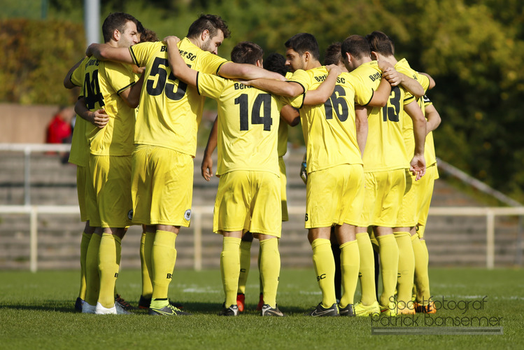 Berlin,  Deutschland 05. Oktober 2014:
Berlin Liga - 14/15 - SV Tasmania Berlin vs. Berliner SC:

Mannschaftskreis Berliner SC vor dem Spiel.