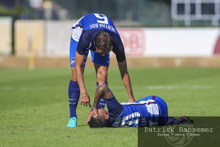 Berlin, Deutschland 06. August 2016:
Testspiel - 16/17 - Hertha BSC vs. Al Jazira FC

v.li. Niklas Stark (Berlin) hilft dem am Boden liegenden Neuzugang Allan (Berlin) zu helfen, nach dem er sich beim Jubeln verletzt hat. Aktion, Einzelbild, Freisteller, quer, querformat, Verletzt, Verletzung, Schmerzen, 