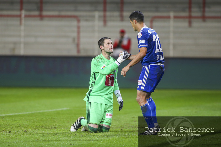 Berlin, Deutschland 06. Oktober 2016:
Testspiel - 16/17 - 1. FC Union Berlin vs. FC Luzern

v.li. Torwart / TorhÃ¼ter / Torhueter David Zibung (Luzern) und Ricardo Costa (Luzern). quer, querformat, Gestik, Geste, gestikuliert, Mimik, starker Gesichtsausdruck, Emotion, 