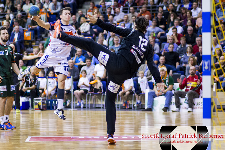 Berlin, Deutschland 06. Dezember 2015:
1. HBL 15/16 - Fuechse Berlin vs. HBW Balingen-Weilstetten

v.li. Yves Kunkel (Weilstetten) mit einem Wurf gegen Torwart / TorhÃ¼ter / Torhueter Silvio Heinevetter (Berlin). quer, querformat, Aktion, Einzelbild, mit Ball