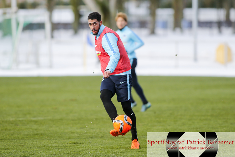 Berlin, Deutschland 08. Januar 2016:
1. BL - 15/16 - Training - Hertha BSC - 2016

Tolga Cigerci (Berlin) passt den Ball. Aktion, Einzelbild, quer, querformat, mit Ball