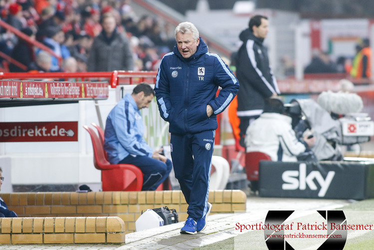 Berlin, Deutschland 14. Februar 2016:
2. BL - 15/16 - 1. FC Union Berlin vs. 1860 Muenchen

Trainer Benno MÃ¶hlmann / Moehlmann (Muenchen) unzufrieden, enttÃ¤uscht, enttaeuscht, niedergeschlagen, frustriert, Aktion, Einzelbild, quer, querformat, 