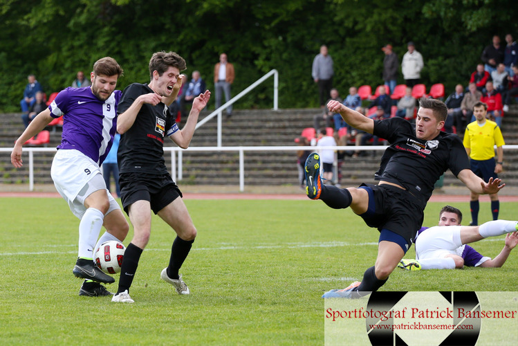 Berlin,  Deutschland 17. Mai 2015:
Bezirksliga - 14/15 - DJK Schwarz-Weiss NeukÃ¶lln vs. 1. FC SchÃ¶neberg

v.li. Marc GÃ¶tzbrucker / Goetzbrucker (SchÃ¶neberg / Schoeneberg) mit einem Torschuss, der von Timo Osinski (DJK) und Ricardo RÃ¤tsch / Raetsch (DJK) abgeblockt wird.