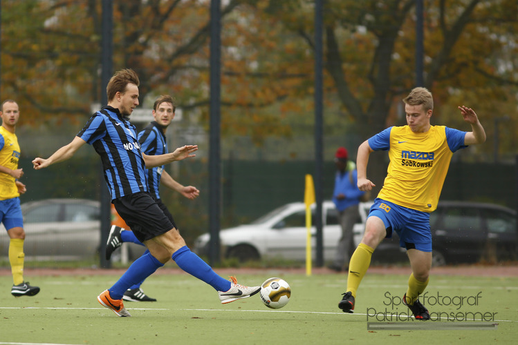 Berlin,  Deutschland 18. Oktober 2014:
Berlin Liga - 14/15 - FC Internationale vs. Nordberliner SC:

v. li. im Zweikampf Simon Falke (Inter) und Fritz Nickel (Nordberliner).