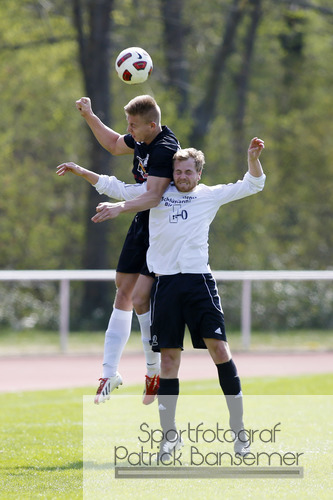 Berlin,  Deutschland 19. April 2015:
Bezirksliga - 14/15 - DJK Schwarz-Weiss NeukÃ¶lln vs. TSV Lichtenberg

v.li. im Kopfballduell Marvin Plautz (DJK) und Carsten LÃ¼dtke / Luedtke (Lichtenberg).