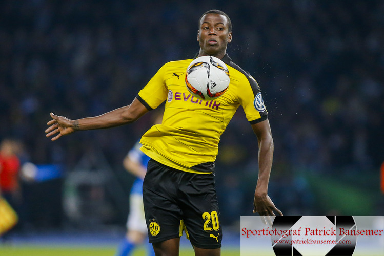 Berlin, Deutschland 20. April 2016:
DFB Pokal - 15/16 - 1/2  - Hertha BSC Berlin vs. Bor. Dortmund


Adrian Ramos (Dortmund) mit Ball. Aktion, Einzelbild, Freisteller, quer, querformat, 