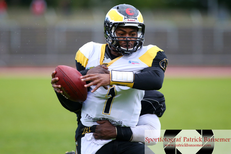 Berlin, Deutschland 20. Juni 2015:
GFL 2015 - Berlin Rebels vs. Berlin Adler

Quarterback Lemar Johnson (Adler) wird von Defens(iv)e End Rory Johnson (Rebels) geblockt. Aktion, Einzelbild, Freisteller, quer, querformat, Mimik, starker, Gesichtsausdruck, Emotion, starker Gesichtsausdruck, mit Ball