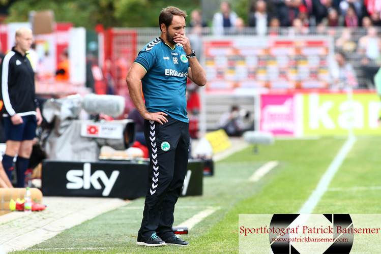 Berlin, Deutschland 19. September 2015:
2. BL - 15/16 - 1. FC Union Berlin vs. Greuther Fuerth

Trainer Stefan Ruthenbeck (FÃ¼rth / Fuerth). Aktion, Einzelbild, Freisteller, quer, querformat, Portrait, Gesicht, Mimik, starker Gesichtsausdruck, Emotion, nachdenklich, grÃ¼belnd, gruebelnd, 