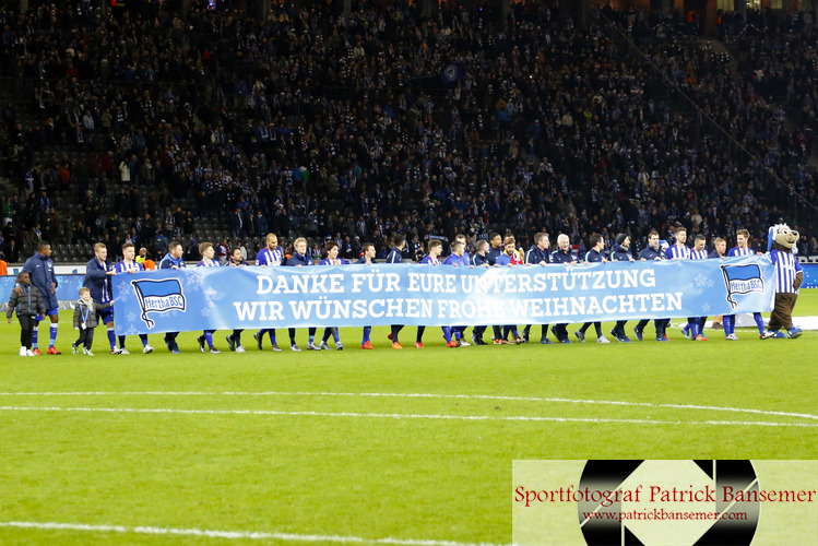 Berlin, Deutschland 20. Dezember 2015:
1. BL - 15/16 - Hertha BSC Berlin vs. FSV Mainz 05

Die Mannschaft von Hertha BSC bedankt sich bei den Fans mit einem Spruchband. quer, querformat, Aktion, Einzelbild, Feature, Symbol, Symbolfoto, charakteristisch, Detail, 