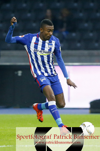 Berlin, Deutschland 20. Dezember 2015:
1. BL - 15/16 - Hertha BSC Berlin vs. FSV Mainz 05

Salomon Kalou (Berlin) mit Ball. hoch, hochformat, Aktion, Einzelbild, 