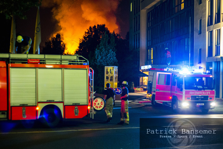 Berlin, Deutschland 21. Juli 2016:
Dachstuhlbrand Spassbad Blub

Feuerwehr vor der Einfahrt zum ehemaligen Spassbad Blub, welches in Flammen steht.