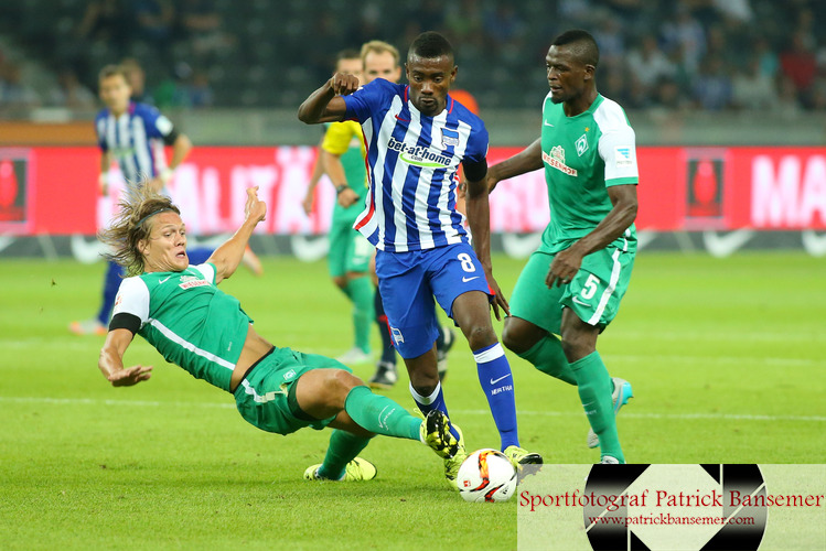 Berlin, Deutschland 21. August 2015:
1. BL - 15/16 - Hertha BSC Berlin vs. SV Werder Bremen

v. li. im Zweikampf Â Jannik Vestergaard (Bremen), Salomon Kalou (Berlin) und Assani Lukimya (Bremen). Aktion, Einzelbild, Freisteller, quer, querformat, 