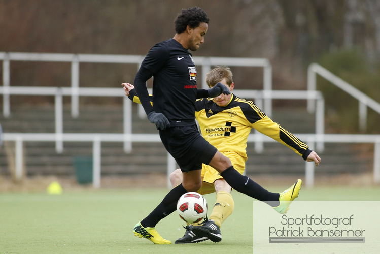 Berlin,  Deutschland 22. Februar 2015:
Bezirksliga - 14/15 - DJK Schwarz-Weiss NeukÃ¶lln vs. FC Nordost Berlin

v. li. im Zweikampf Alianni Urgelles Montoya (DJK) verhindert eine Torchance von David Loest (Nordost).