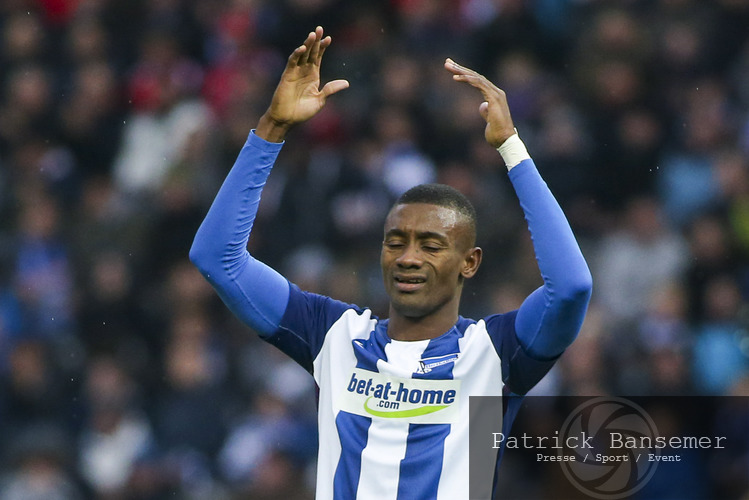 Berlin, Deutschland 22. Oktober 2016:
1. BL - 16/17 - Hertha BSC Berlin vs. 1. FC Koeln

Salomon Kalou (Berlin) nach einer vergebenen Torchance. quer, querformat, Mimik, starker Gesichtsausdruck, Emotion, Portrait, Gesicht, Gestik, Geste, gestikuliert, unzufrieden, enttÃ¤uscht, enttaeuscht, niedergeschlagen, frustriert, 