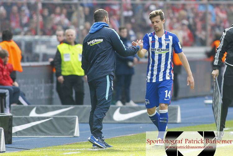 Berlin, Deutschland 23. April 2016:
1. BL - 15/16 - Hertha BSC Berlin vs. FC Bayern Muenchen

v.li. Trainer Pal Dardai (Berlin) klatscht mit Valentin Stocker (Berlin) nach seiner Auswechslung ab. Aktion, Einzelbild, quer, querformat, unzufrieden, enttÃ¤uscht, enttaeuscht, niedergeschlagen, frustriert, 