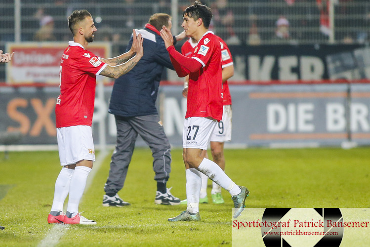 Berlin, Deutschland 24. Januar 2016:
Testspiel - 15/16 - 1. FC Union Berlin vs. Bor. Dortmund

v.li. Benjamin KÃ¶hler / Koehler (Berlin) wird fuer Eroll Zejnullahu (Berlin) eingewechselt und gibt sein Comeback nach ueberstandener Krebserkrankung. Aktion, Einzelbild, quer, querformat, lachend, laechelnd, gut gelaunt, grinst, grinsend, 