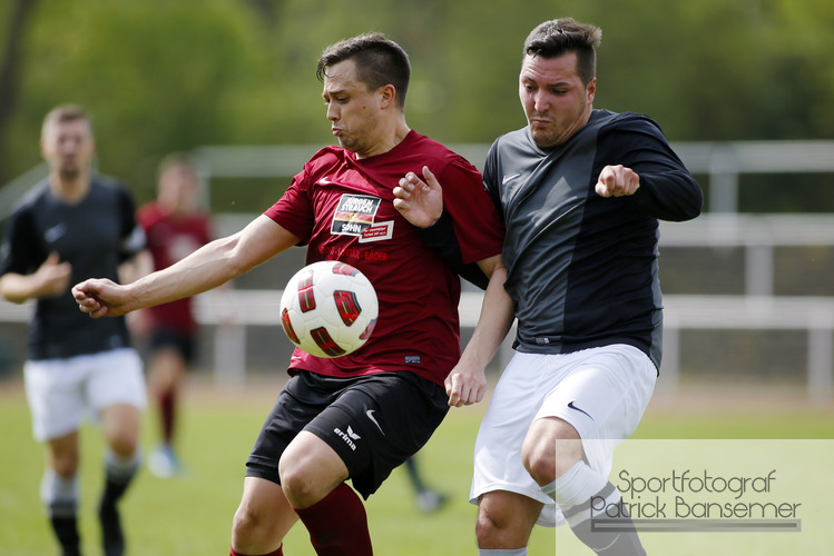 Berlin,  Deutschland 26. April 2015:
Bezirksliga - 14/15 - DJK Schwarz-Weiss NeukÃ¶lln vs. Frohnauer SC

v. li. im Zweikampf Sascha Pfordte (DJK) und Patrik Steven MÃ¼ller / Mueller (Frohnau). 