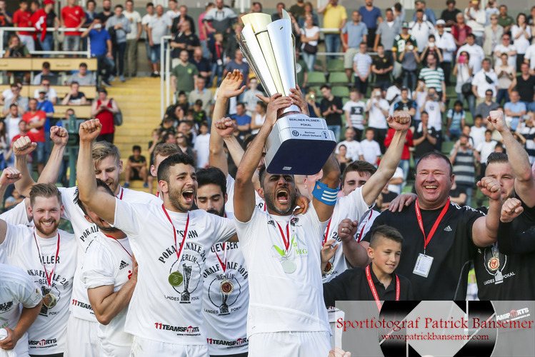 Berlin, Deutschland 28. Mai 2016:
Landespokal- Finale - 15/16 - Lichtenberg vs. BFC Preussen

Jubel beim BFC Preussen nach dem Gewinn des Berliner Pokals. Rommel Abou-Chaker (Preussen) haelt den Pokal in die hoehe. Aktion, Einzelbild, Freisteller, quer, querformat, Jubel, Freude, Emotion, Torjubel, Torschuetze, TorschÃ¼tze, Tor, Pokalsieg,Schlussjubel, SchluÃŸjubel, Emotion, Freude, 