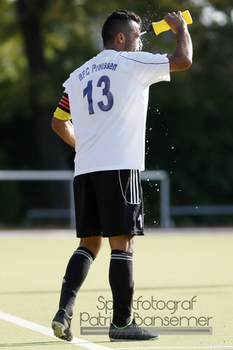 Berlin,  Deutschland 28. September 2014:
Landesliga - 14/15 - VfB Concordia Britz vs. BFC Preussen

Rommel Abou-Chaker (Preussen) erfrischt sich mit Wasser.