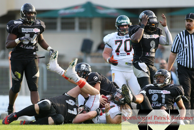 Berlin, Deutschland 29. August 2015:
GFL 2015 - Berlin Rebels vs. Kiel Baltic Hurricanes

Quarter Back Blake Bolles (Kiel) konnte den Ball gegen die Defense von Berlin Rebels behaupten. Aktion, Einzelbild, quer, querformat, mit Ball