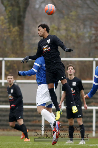 Berlin,  Deutschland 30. November 2014:
Bezirksliga - 14/15 - DJK Schwarz-Weiss NeukÃ¶lln vs. SG Stern Kaulsdorf

v.li. im Kopfball / Kopfballduell Mirko Krause (Stern) und Alianni Urgelles Montoya (DJK).