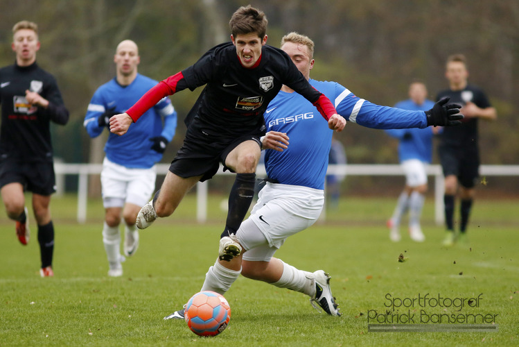 Berlin,  Deutschland 30. November 2014:
Bezirksliga - 14/15 - DJK Schwarz-Weiss NeukÃ¶lln vs. SG Stern Kaulsdorf

v. li. im Zweikampf Timo Osinski (DJK) und Christopher Menke (Stern)