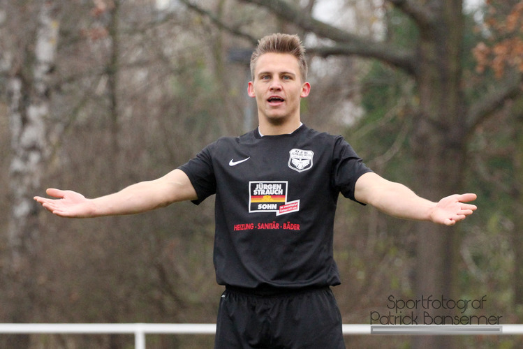 Berlin,  Deutschland 30. November 2014:
Bezirksliga - 14/15 - DJK Schwarz-Weiss NeukÃ¶lln vs. SG Stern Kaulsdorf

Patrick Kunik (DJK) gestikuliert.