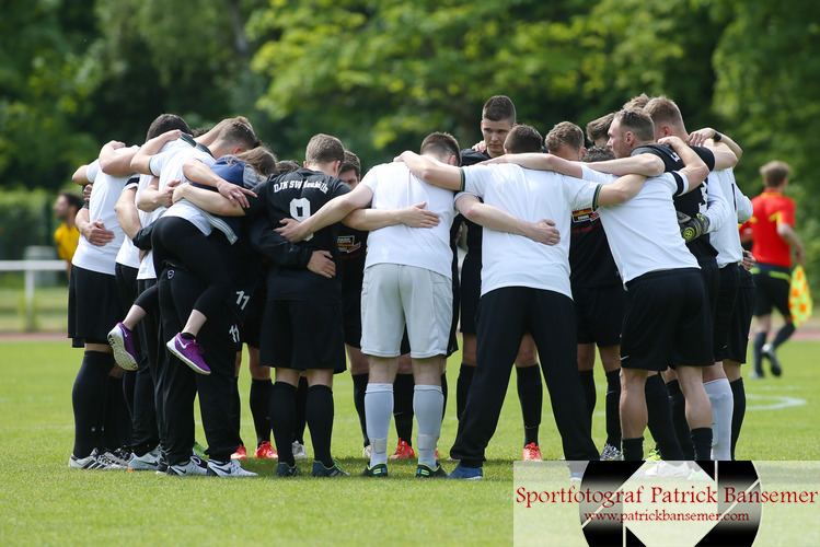 Berlin,  Deutschland 31. Mai 2015:
Bezirksliga - 14/15 - DJK Schwarz-Weiss NeukÃ¶lln vs. BFC Alemannia 1890

Mannschaftskreis DJK Schwarz-Weiss NeukÃ¶lln vor dem Spiel.