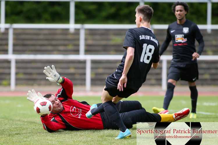 Berlin,  Deutschland 31. Mai 2015:
Bezirksliga - 14/15 - DJK Schwarz-Weiss NeukÃ¶lln vs. BFC Alemannia 1890

v.li. Jan Krezelok (BFC) verhindert ein Tor gegen Andre Lehmann (DJK).