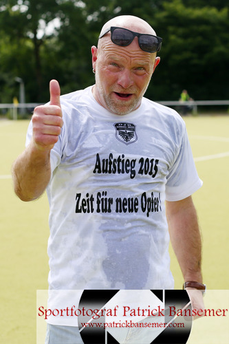 Berlin,  Deutschland 31. Mai 2015:
Kreisliga B - 14/15 - DJK Schwarz-Weiss NeukÃ¶lln II vs. SC Borussia Friedrichsfelde

Trainer Ralph Ringhandt (DJK) nach der Bierdusche.